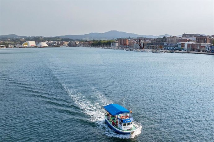 Archivo - Paseos por la Ría de Avilés.