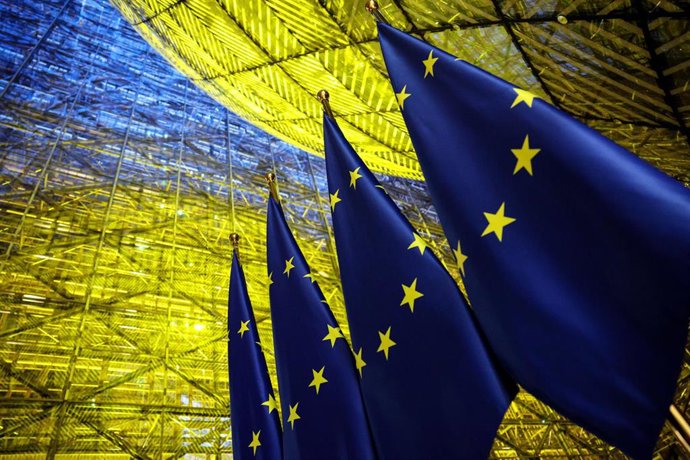 Archivo - Bandera de la UE con iluminación de la bandera de Ucrania en el edificio Europa, sede del Consejo Europeo y del Consejo de la UE