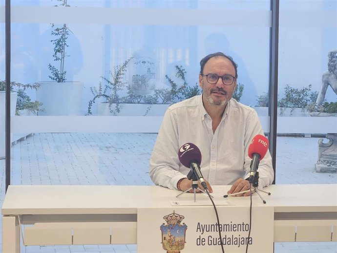 El concejal de Igualdad, Roberto Narro, en rueda de prensa.