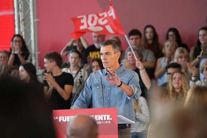 El secretario general del PSOE y presidente del Gobierno, Pedro Sánchez (c), durante un acto de precampaña del PSOE, en La Térmica Cultural de Ponferrada, a 11 de octubre de 2026, en Ponferrada, León, Castilla y León (España).