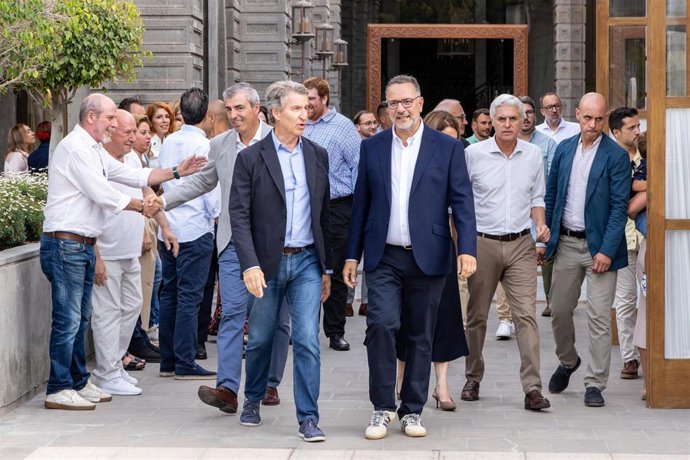 Archivo - El presidente nacional del Partido Popular, Alberto Núñez Feijóo, junto al presidente del PP de Canarias,  Manuel Domínguez; el candidato del PP a Las Palmas de Gran Canaria, Poli Suárez; y el presidente del PP de Gran Canaria, Carlos Sánchez