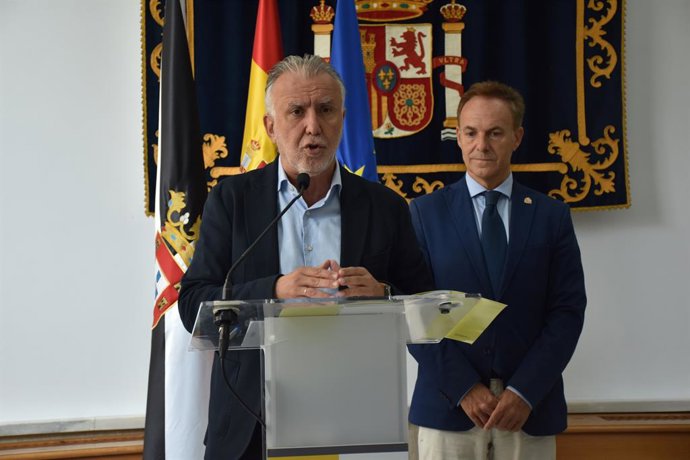 El ministro de Política Territorial y Memoria Democrática, Ángel Víctor Torres (i), ofrece una rueda de prensa junto al delegado del Gobierno en Ceuta, David de la Encina (d), tras presidir una nueva reunión del Comité de Situación de la ciudad autónoma, 