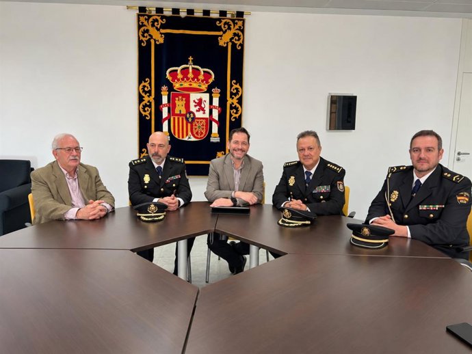 David Broceño despide a José Alberto Camacho tras su nombramiento como nuevo jefe superior de Policía de Castilla-La Mancha.