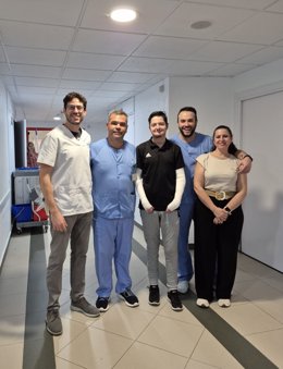 El paciente con piel de mariposa, junto a profesionales sanitarios, en el Hospital San Juan de la Cruz.