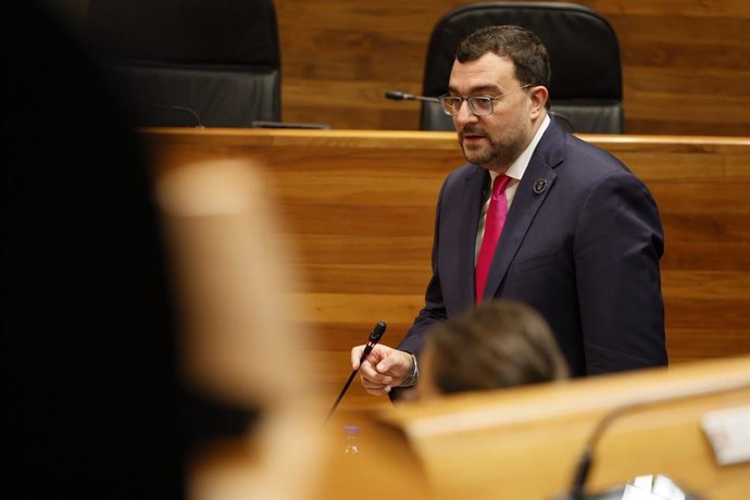 El presidente del Principado de Asturias, Adrián Barbón, durante su intervención, esta mañana, en el pleno de la Junta General del Principado de Asturias.