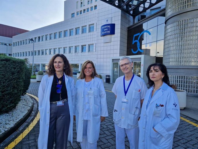 La directora de Atención Hospitalaria del San Agustín, Liliana Meana; la jefa de servicio de Farmacia, Nieves González; el jefe de la Unidad de Gestión Clínica de Neumología, Jesús Allende, y la coordinadora de la Unidad de Hospitalización, Elena Méndez.