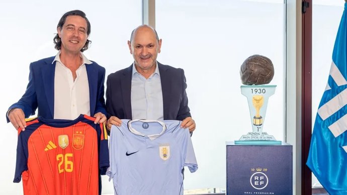 El presidente de la  Asociación Uruguaya de Fútbol, Ignacio Alonso, y el presidente de la RFEF, Rafael Louzán, en un encuentro en Madrid