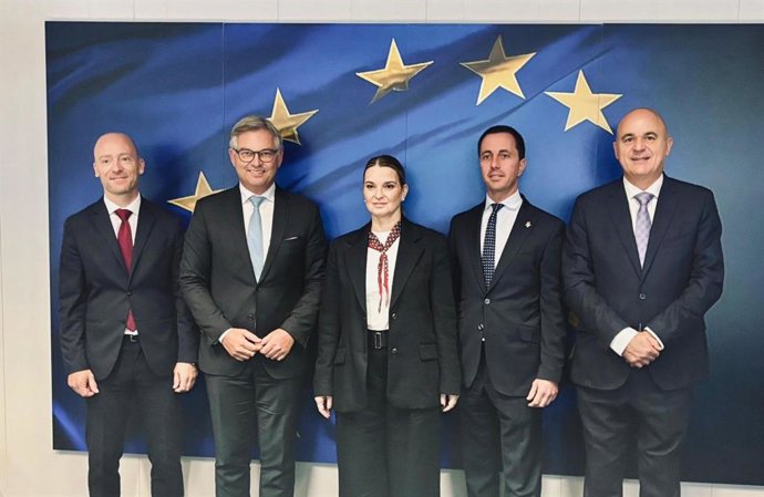El comisario europeo de Asuntos de Interior y Migración, Magnus Brunner, junto a la presidenta del Govern, Marga Prohens, y los presidentes de los consells insulares.