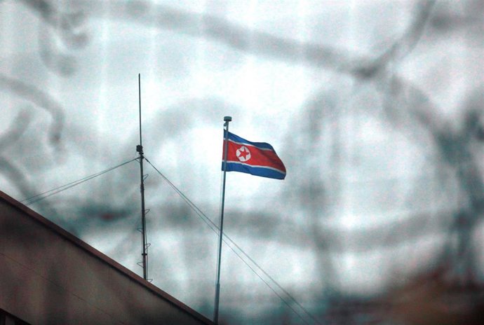 Archivo - Imagen de archivo de una bandera de Corea del Norte.
