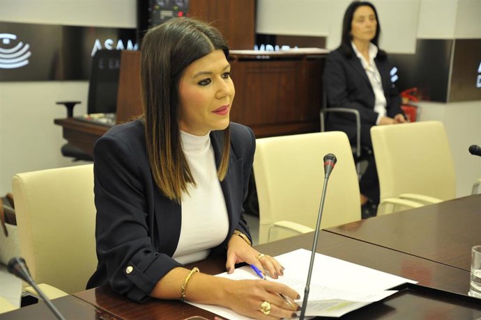 La directora gerente del SES, Encarnación Solís, en comisión en la Asamblea de Extremadura