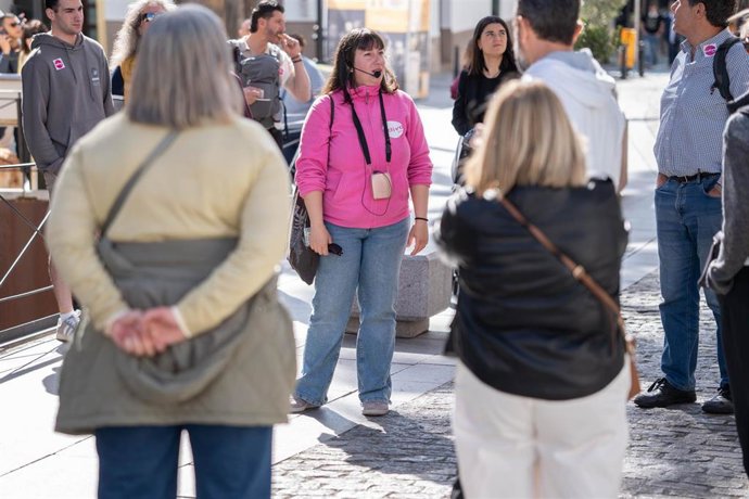 Archivo - Un grupo de turistas en Mérida durante un recorrido con una guía turística.
