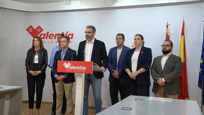 El secretario general del PSRM-PSOE, Francisco  Lucas, acompañado de algunos alcaldes socialistas