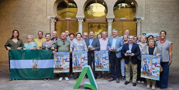 Foto de familia tras la presentación del Concurso de Aceitunas 'Aliñá' de Mairena del Alcor, en la sede de la Delegación del Gobierno de la Junta.
