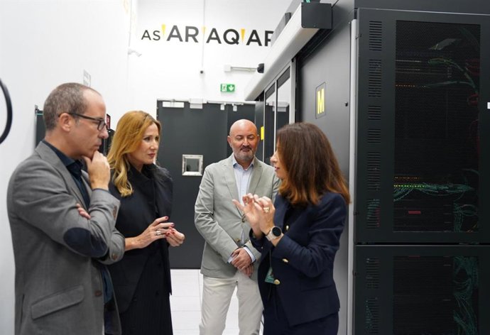 La consejera de Economía, Hacienda, Portavocía, Fondos Europeos y Transformación Digital, Marisa López Aragón, visita la empresa especializada en infraestructuras tecnológicas, centros de datos y ciberseguridad encargada de gestionar el proyecto ‘Crisol’