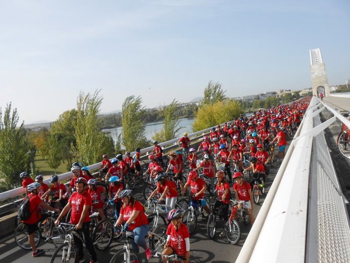 Archivo - Escolares en el puente Lusitania durante una edición del Día Escolar de la Bicicleta.