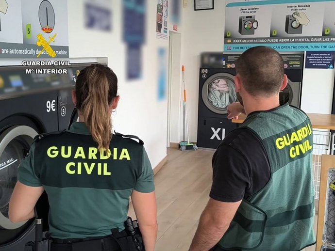 Agentes de la Guardia Civil en una lavandería