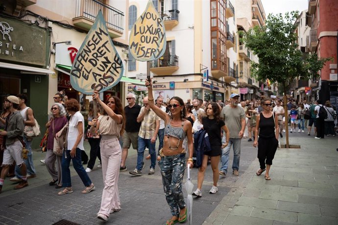 Numerosas personas durante una manifestación por la vivienda en Palma.