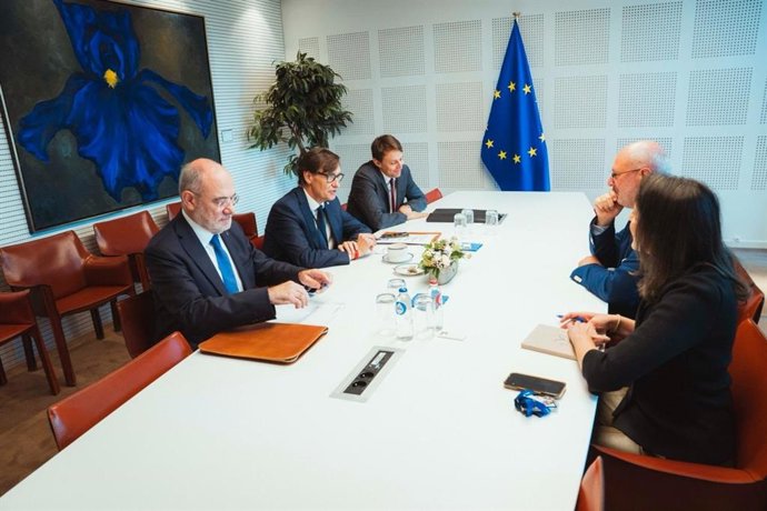 El presidente de la Generalitat, Salvador Illa, se reúne con el vicepresidente de la comisión de Agricultura del PE, Eric Sargiacomo, junto al conseller de UE y Acción Exterior, Jaume Duch, y el vicepresidente del PE, Javi López