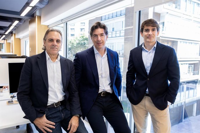 De izquiera a derecha, el director de tecnología de Privera, Eduardo Rivara, el presidente de la plataforma, Eduardo Navarro, y el consejero delegado, Nikola Urrutia.
