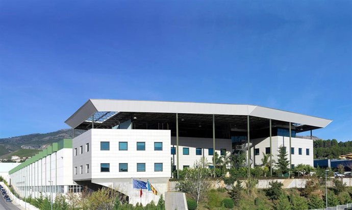 Fachada de la nueva planta del Grupo Ubesol en Cocentaina