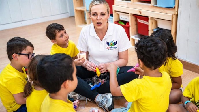 Aprender inglés jugando; el modelo de Fast English para que los niños hablen de verdad