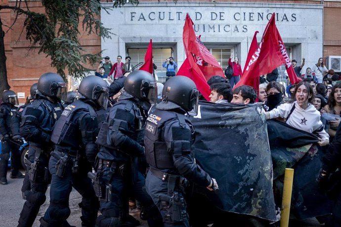 Cargas policiales durante una manifestación en el campus de Ciudad Universitaria