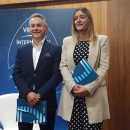 El presidente del Consorcio Aeroespacial Gallego (CAG), Enrique Mallón, y la secretaria técnica, Jennifer González, en rueda de prensa