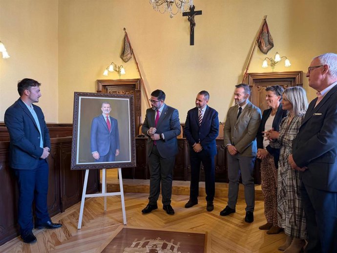 Un retrato del Rey realizado por el abulense Diego del Pozo preside el Salón de Plenos del Ayuntamiento de Ávila.