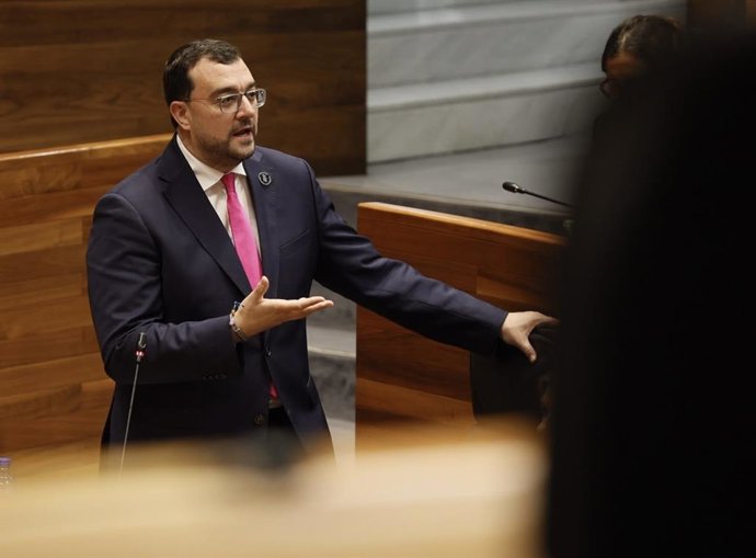 El presidente del Principado de Asturias, Adrián Barbón, durante su intervención, esta mañana, en el pleno de la Junta General del Principado de Asturias.