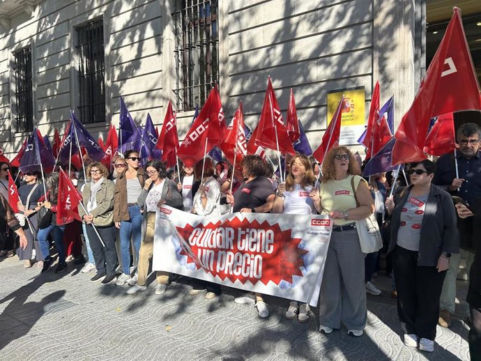 Concentración de CCOO para reclamar profesionalizar el sector de las personas cuidadoras.