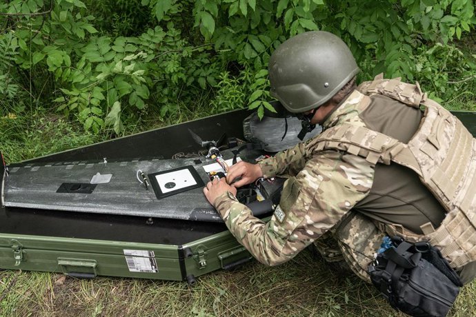 Archivo - Arquivo - 31 de maio de 2023, região de Donetsk, Ucrânia: Um membro das Forças Armadas da Ucrânia opera o drone “Valkyrja”, da Aviation Systems of Ukraine, projetado e fabricado na Ucrânia, utilizado para reconhecimento das posições russas em um
