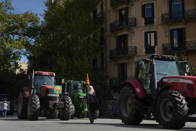 Manifestantes durante una concentración de tractores procedentes de distintos puntos de Catalunya ante la Delegación del Gobierno 