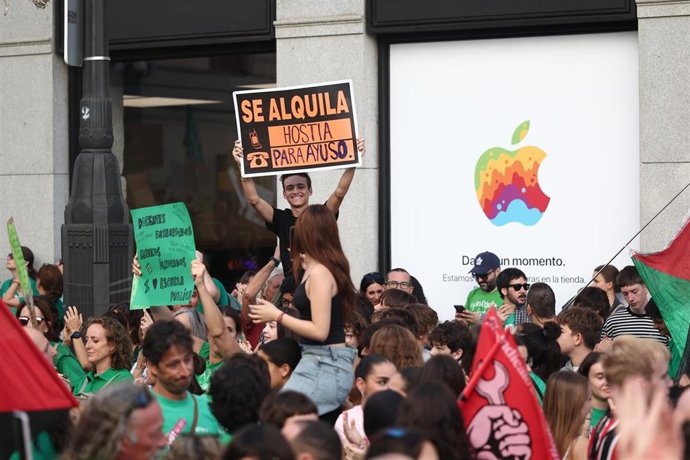 Varias personas durante una concentración por la educación pública en Madrid, en la Puerta del Sol, a 14 octubre de 2026, en Madrid (España). El profesorado de la educación pública de la Comunidad de Madrid ha iniciado hoy una huelga indefinida para recla