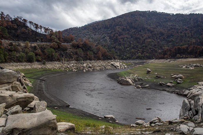 Las tormentas arrastran cenizas y restos del incendio de Burgohondo tiñendo el entorno al embalse de El Burguillo, a 5 de octubre de 2026, en El Barraco, Ávila, Castilla y León (España). 