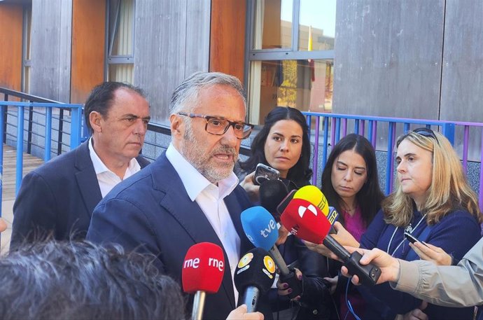 Carlos Pollán atiende a los  medios durante su visita la residencia juvenil Antonio Machado.