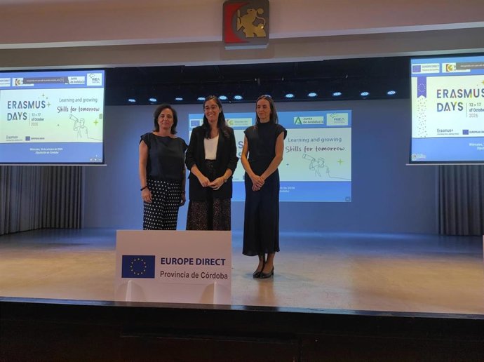 La delegada de Hacienda y Fondos Europeos de la Diputación de Córdoba, Ana Rosa Ruz (centro), en la inauguración del VII Encuentro Erasmus Days+.