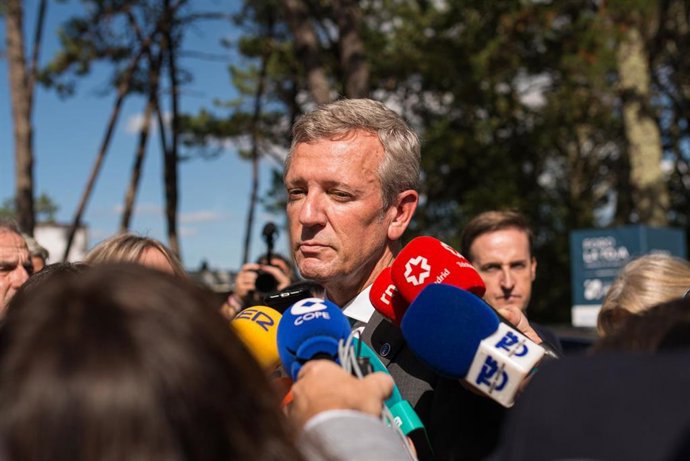 El presidente de la Xunta de Galicia, Alfonso Rueda, atiende a los medios de comunicación. (Imagen de archivo)