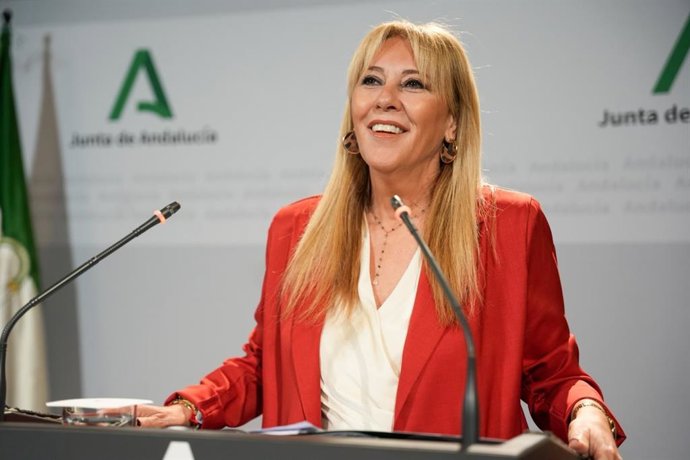 La vicepresidenta tercera del Gobierno y consejera de Economía, Carolina España, tras el Consejo de Gobierno del 14 de octubre de 2026.