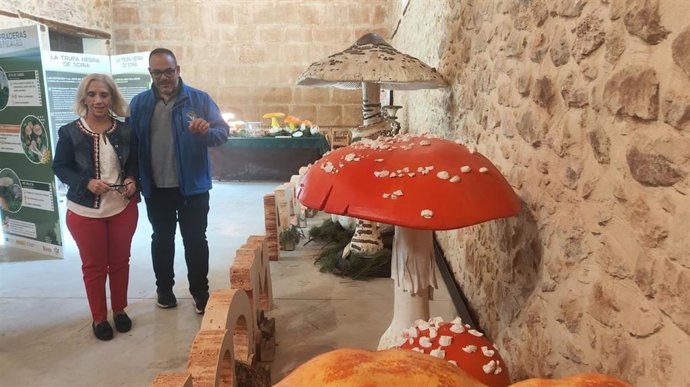 Teresa Valdenebro y José Antonio Vega visitan la exposición 'Toda una experiencia micológica'.