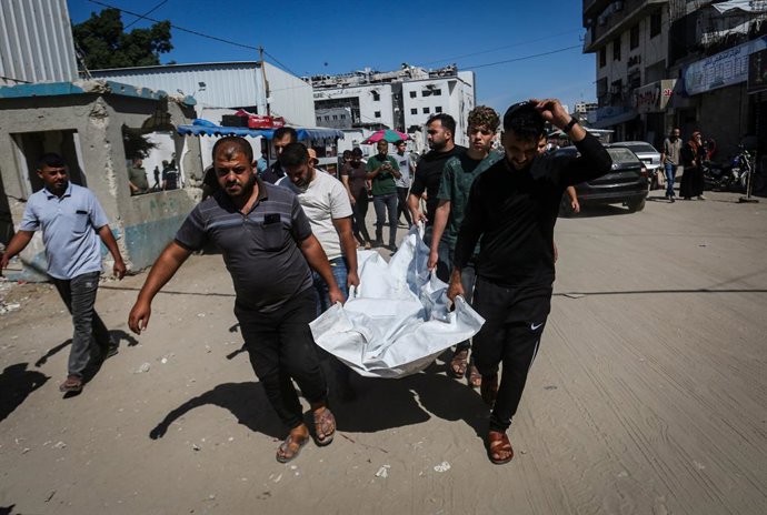 13 de outubro de 2026, Cidade de Gaza, Faixa de Gaza, Território Palestino: Palestinos se despedem do corpo de Momen al-Ay no Hospital al-Shifa, na Cidade de Gaza, em 13 de outubro de 2026, depois que ele foi levado ao hospital após ter morrido em um ataq