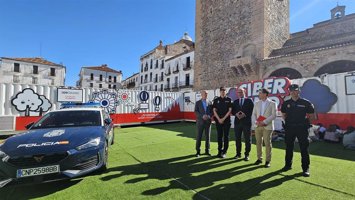 El alcalde de Cáceres, Rafael Mateos, junto a responsables de Ciberland, una actividad para enseñar a los jóvenes a protegerse de los riesgos digitales
