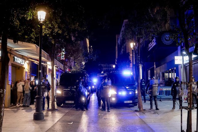 Varios agentes de la Policía Nacional controlan a las personas que se manifiestan en contra de la concentración promovida por Núcleo Nacional, en la Puerta del Sol, a 3 de octubre de 2026, en Madrid (España). La plataforma Indignados por España organiza l