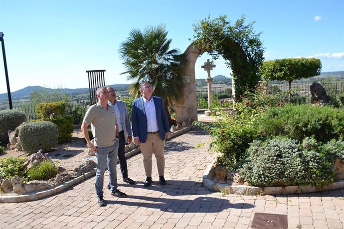 Ginard visita Ariany para conocer las propuestas del municipio en materia turística.