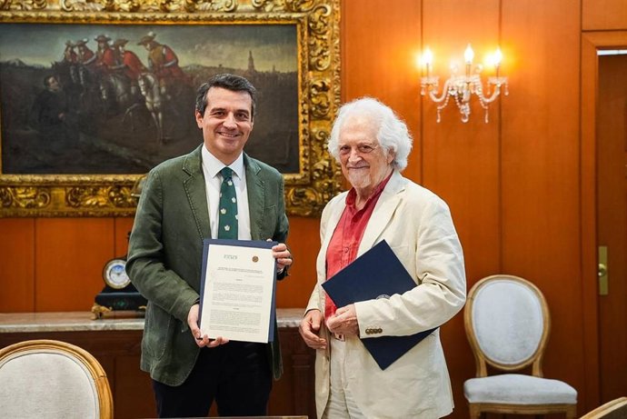 Imagen de la firma del convenio entre la Federación Andaluza de Municipios y Provincias (FAMP) y la Fundación Alejandro Rojas-Marcos.