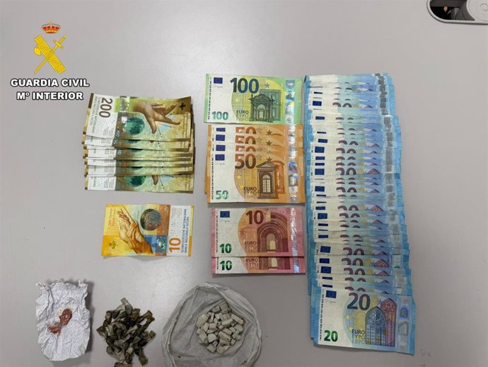 La Guardia Civil detiene en Verín (Ourense) a un hombre tras sustraer un vehículo e incautársele cocaína y heroína