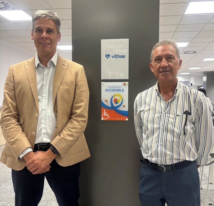 El director gerente del Hospital Vithas Xanit Internacional  y el presidente de la ONG Paraocio ambos junto a la distinción.