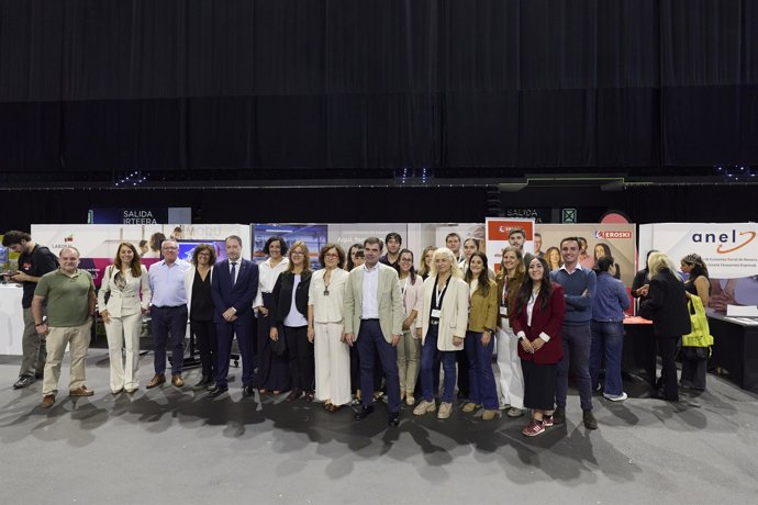 La consejera Maeztu y el consejero García junto al resto de representantes del Gobierno de Navarra y la UPNA en la apertura del Encuentro de Empleo y Emprendimiento que se celebra en el Navarra Arena.