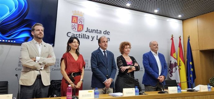 El consejero de Agricultura, Ganadería, Medio Rural y Política Ambiental, Joaquín Antonio Pino (centro), durante la presentación del foro Datagri 2026