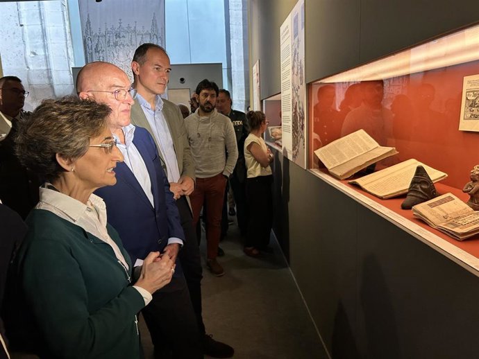 La catedrática de Historia de Hispanoamérica Carmen Martínez muestra a Jesús Julio Carnero y el concejal Alejandro García Pellitero algunos de los artículos de la exposición sobre la Controversia de Valladolid.