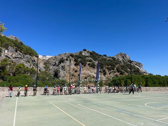 Escolares de Grazalema en una actividad del programa 'Bici Educa' de la Diputación de Cádiz y la Federación Andaluza de Ciclismo (FAC)